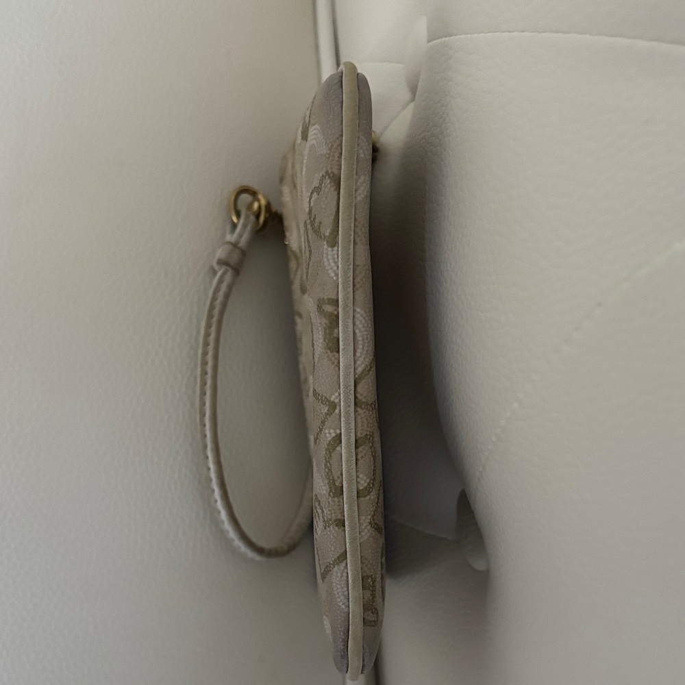 Coach Waverly Hearts Beige Heart Pattern Wristlet  ( PREOWNED) - Picture 7 of 16